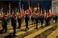  ?? ?? Les portes drapeaux en marche vers l’Arc de Triomphe