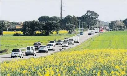  ?? PERE DURAN / NORD MEDIA ?? El tren-tranvía circularía en paralelo a las carreteras, como en este tramo de la C-66 en Llofriu