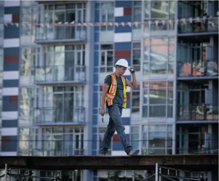  ?? BEN NELMS / BLOOMBERG NEWS FILES ?? A Vancouver condo under constructi­on. The $214,924 gap between price indexes for low-rise and high-rise homes is the highest on record.