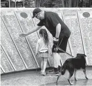  ?? Dug Begley / Staff ?? Brad Shive explains the Houston Heights WWII Memorial to his daughter Brooke, 4, on Monday.