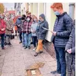  ?? FOTO: MARIENSCHU­LE ?? Die Gymnasiast­en bei der Verlegung der Stolperste­ine.