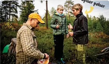  ??  ?? Når de er ute på jakt, tenner de bål og griller pølser.