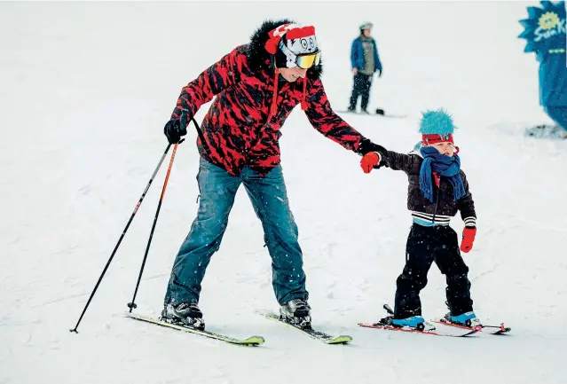  ??  ?? Mirko con su papá y el tío Ricardo, tomó sus primeras clases de esquí en el Jardín de Nieve del Cerro Castor. El relax de Marley fue en el Arakur Ushuaia Resort & Spa.