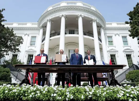  ??  ?? Líderes de Israel, los EAU y Baréin firman los Acuerdos de Abraham en Washington.