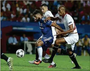  ??  ?? Steven N’Zonzi, ici au duel avec Nabil Fekir lors du match aller face à l’OL.