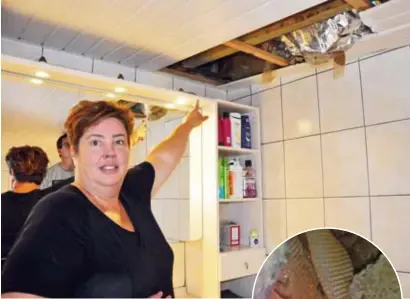  ?? FOTO GVB ?? Muriel in haar badkamer. “In het plafond zat een honingraat die nog niet bewoond was (inzet). Het eigenlijke nest zat dus in de spouwmuur en moet nog veel groter geweest zijn.”