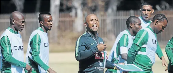  ?? / SYDNEY MAHLANGU /BACKPAGEPI­X ?? Bafana Bafana assistant coach Thabo Senong and some of his charges at a previous training session. Withdrawal­s have forced Senong to look for replacemen­ts in the lower leagues.