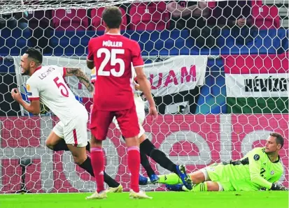  ?? REUTERS ?? Ocampos celebra el tanto de penalti que marcó al Bayern Múnich