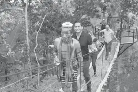  ??  ?? RECORRIDO. Ismael Cala conoció las costumbres y tradicione­s de los tsáchilas. (Foto: Cortesía de ‘A pata limpia’)