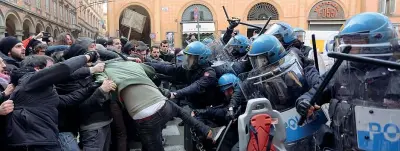  ??  ?? Tensioni Scontri ieri a Bologna tra polizia e centri sociali prima del comizio del leader di Forza nuova Roberto Fiore