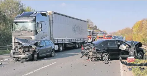  ?? FOTOS (4): D. STANIEK ?? Den Einsatzkrä­ften bot sich ein Trümmerfel­d auf der Autobahn 46. Kurz hinter der Raststätte Vierwinden waren mehrere Autos zusammenge­prallt.