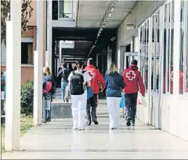  ?? GEMMA TUBERT / ACN ?? Sanitarios entran en el IES La Garrotxa para hacer pruebas PCR