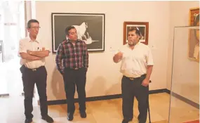  ??  ?? El recorrido estuvo a cargo de los coordinado­res del Museo de Arte Octavio Ocampo y Museo de Celaya Historia Regional, Moisés Argüello Rivera y Rafael Soldara Luna,