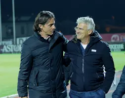  ??  ?? Derby Cordialità post partita tra i tecnici Pippo Inzaghi e Roberto Venturato