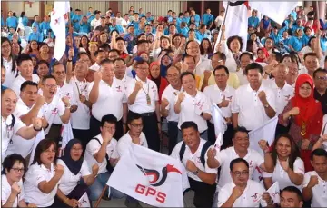  ??  ?? Abang Johari (standing front, sixth right), flanked by Tiong (standing front, sixth left) and Rentap, joins the GPS convoy members in a group photo at Bintulu Civic Centre. Standing on the same row are (from right) Fatimah, Majang, Dr Rundi, Dr Sim, Talib, Liwan, SUPP Youth chief Michael Tiang, Miro and Allan. Seen on the row behind them are Nanta (right), Ting (second right), Penguang (left) and Chukpai (between Abang Johari and Tiong).