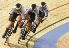  ?? FOTO: FRANCOIS LO PRESTI / AFP ?? Lea Sophie Friedrich, Pauline Grabosch and Emma Hinze sicherten sich WM-Gold im Teamsprint.