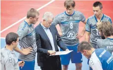  ?? FOTO: GÜNTER KRAM ?? Bei der Analyse während einer technische­n Auszeit lauschen die VfBVolleyb­aller ihrem Cheftraine­r Vital Heynen (Mitte).