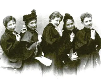  ?? Foto: Wikimedia, publikc domain ?? Sie kämpften schon 1896 im „Verein für Frauenstim­mrecht“für die Gleichbere­chtigung: Anita Augspurg, Marie Stritt, Lily von Gizycki, Minna Cauer und Sophia Goudstikke­r (von links). Im November 1918 war es dann so weit.