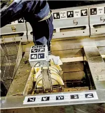  ?? MAGGIE SHANNON THE WASHINGTON POST PHOTOS ?? Kimberly Briones (top) assembles taco shells fried by Flippy (above) at a Jack in the Box in Chula Vista. The goal is to have the robot installed in another five to 10 high-volume locations in 2023.