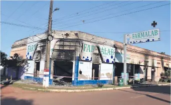  ?? ?? La farmacia quedó sin nada a causa de las llamas, que tuvieron su comienzo debido a un cortocircu­ito en los cables de electricid­ad, según los datos.