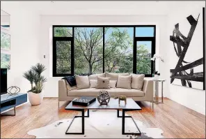  ?? TNS ?? A modern living room is fresh and bright with help from the use of greenery.