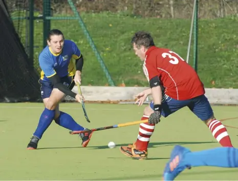  ?? Pictures: Steve Smyth ?? Alex Littleboy on the ball for Sonning 2s