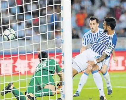  ?? FOTO: LUIS MARI UNCITI ?? Primer gol de la noche Willian José bate a la segunda, de rechace, a Andrés Fernández en el inicio de la goleada de la Real