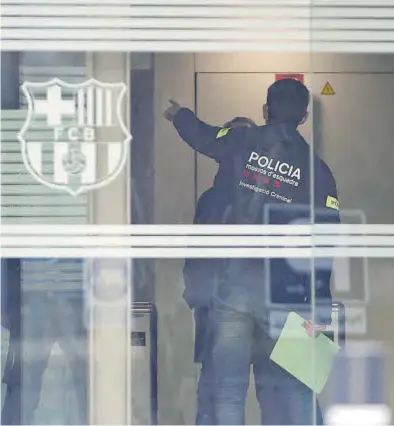  ?? EFE / QUIQUE GARCÍA ?? Efectivos de los Mossos dentro de las oficinas del Barcelona en el registro del lunes.