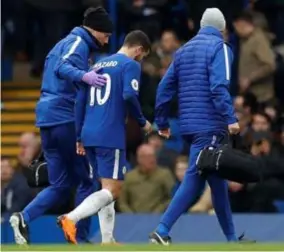  ?? FOTO PHOTO NEWS ?? Eden Hazard incasseerd­e in de verloren derby tegen Tottenham een stevige tackle van Jan Vertonghen.