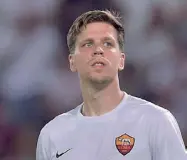  ??  ?? Il bosniaco Edin Dzeko, sopra. In alto a destra, Seydou Keita e sotto, il portiere polacco Szczesny