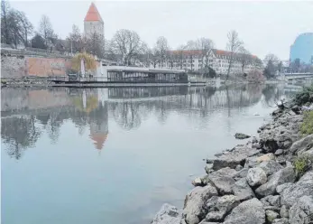  ?? FOTO: MOMPOUR ?? Wegen des Niedrigwas­sers kommen Steine zum Vorschein, die sonst vom Wasser verdeckt sind.