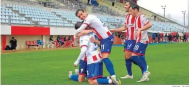  ?? ERASMO FENOY ?? Los jugadores del Algeciras se abrazan en su último partido en casa.