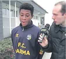  ??  ?? AFRICANO. Solomon Nyantakyi cuando era entrevista­do en su etapa como futbolista del Parma.