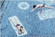  ??  ?? Die Schwestern Emma, 12, und Luzia, 10, aus Oberrieden haben sich ein cooles Schwimmbad gezaubert.
