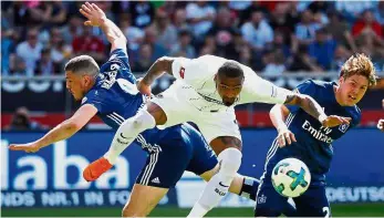  ??  ?? Full steam ahead: Eintracht Frankfurt’s Kevin-Prince Boateng tussling for the ball with Hamburg’s Kyriakos Papadopoul­os (left) and Albin Ekdal during their Bundesliga match on Saturday. — Reuters