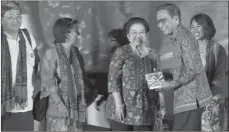  ?? IMAM HUSEIN/JAWA POS ?? kok AKRAB: Megawati Soekarnopu­tri memberikan buku kepada mantan Wapres Boediono saat peluncuran buku ’’Megawati dalam Catatan Wartawan: Menangis & Tertawa Bersama Rakyat’’ di Gedung Arsip Nasional, Jakarta, Rabu lalu.
kan