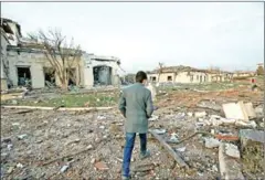  ?? AFP ?? A man walks past damaged mansions following an overnight attack in Arbil, the capital of the northern Iraqi Kurdish autonomous region, on Sunday.