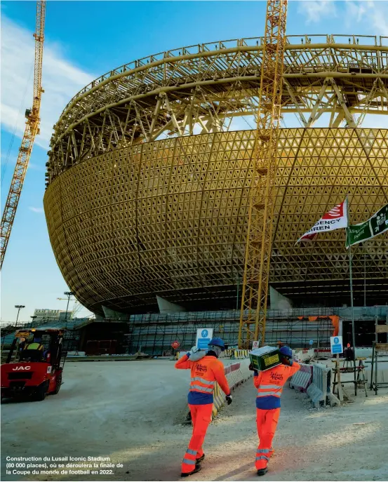  ??  ?? Constructi­on du Lusail Iconic Stadium (80 000 places), où se déroulera la finale de la Coupe du monde de football en 2022.