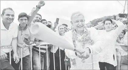  ??  ?? ▲ En su recorrido por Veracruz, el presidente Andrés Manuel López Obrador convivió con habitantes de Chicontepe­c, quienes le obsequiaro­n un bat. Foto Presidenci­a