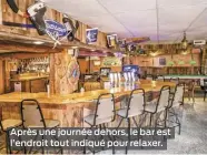  ??  ?? Après une journée dehors, le bar est l’endroit tout indiqué pour relaxer.