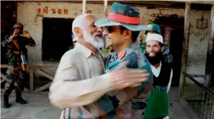  ?? Jadoo ki Jhappi PTI ?? Colonel Dharmendra Yadav gives (magical hug) to a local Imam at Rainpora in Anantnag district during the Operation ‘Calm Down’ of Army in South Kashmir. —