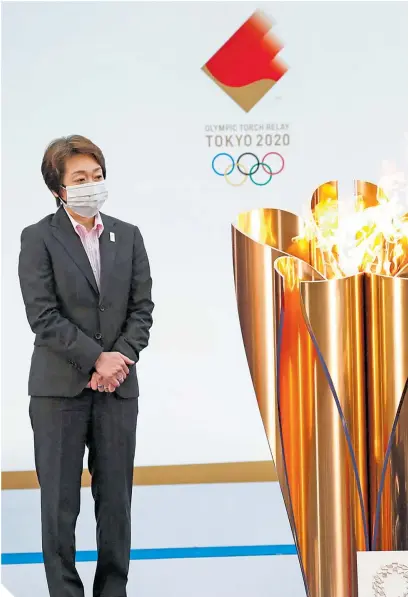  ?? FOTOS: AFP ?? El máximo símbolo de los Juegos Olímpicos por fin salió rumbo a la cita veraniega. /