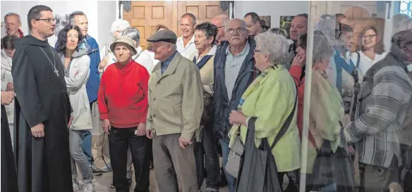  ?? FOTO: GÜNTHER BRENDER ?? Tag der offenen Tür im Kloster Beuron: Erzabt Tutilo Burger (links) empfängt die erste Besuchergr­uppe zur Führung durch die Klausur.