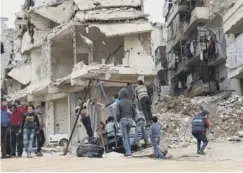  ??  ?? 0 Syrian children play in a government-held area of Aleppo