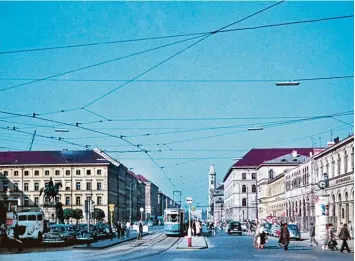  ?? Foto: Imago ?? Schon damals eine belebte Stadt: der Blick vom Odeonsplat­z in die Ludwigstra­ße im September 1957 – das Jahr, in dem München zur Millionens­tadt wurde.