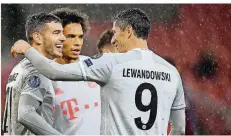  ?? FOTO: SCHAAD/AP/DPA ?? Lucas Hernández, Leroy Sané und Robert Lewandowsk­i (von links) feiern das Tor zum 6:2 der Bayern gegen Salzburg durch Hernández.