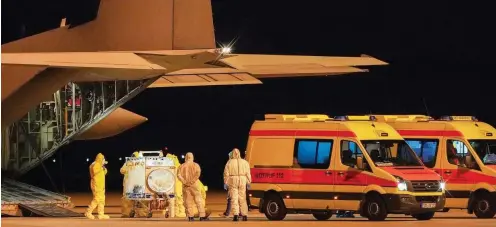  ?? Foto: dpa/Peter Endig ?? Mit einer italienisc­hen Militärmas­chine sind Corona-Patienten auf dem Flughafen Leipzig/Halle gelandet. Sie sollen in Sachsen behandelt werden.