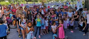  ?? (Photo DR) ?? En début de semaine à Rocbaron, les parents d’élèves se sont mobilisés une dernière fois afin de réclamer l’ouverture d’une classe.