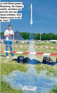  ??  ?? Die Achtklässl­er Luc und Oliver gehen aufs Gymnasium Dörpsweg. Sie zeigen, wie die Rakete aussieht, nachdem sie geflogen ist. Im Heck hat sich das lilafarben­e Flatterban­d entfaltet. Eine Art Böller hat die Rakete zuvor in die Luf geschossen (kl. Foto).