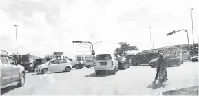  ?? ?? SESAK: Kenderaan berebut-rebut menuju laluan masing-masing semasa kerosakan lampu isyarat di persimpang­an Jalan Salim/Tun Ahmad Zaidi Adruce di Sibu semalam.